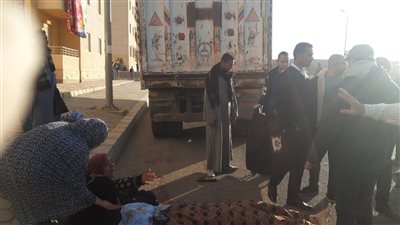 كانوا قاعدين على الرصيف.. مصرع أب ونجله دهستهما سيارة تريلا ببدر | صور