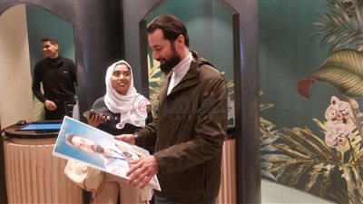 مفاجأة من معجبة.. أحمد حاتم يشارك جمهوره عرض فيلمه المطاريد في السينمات| صور