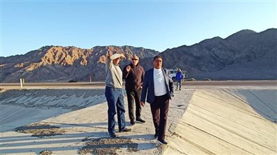 رئيس مدينة رأس غارب يتفقد البرابخ وحواجز التوجيه استعدادا لسقوط الأمطار | صور