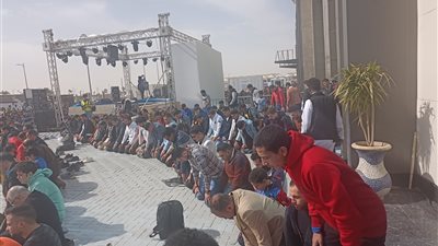 زوار معرض الكتاب يؤدون صلاة الجمعة| صور