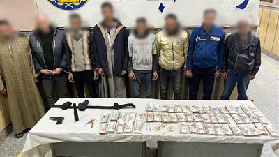 بينهم شقيق زوجة المجني عليه.. القبض على 8 أشخاص انتحلوا صفة رجال شرطة واستولوا على أموال مواطن بالفيوم