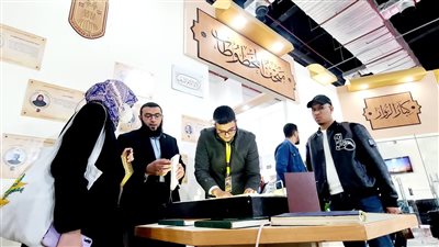 رواد معرض الكتاب يتوافدون على جناح الأزهر لمعايشة ترميم المخطوطات الأثرية والكتب التاريخية