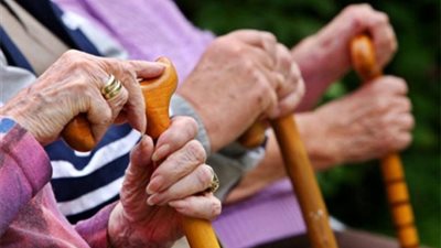 منح المسنين إعفاء جزئي من رسوم وسائل النقل التابعة للدولة