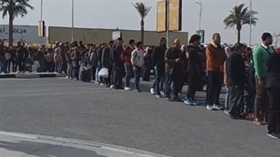 طوابير وزحام.. توافد المئات على معرض القاهرة الدولي للكتاب في يومه الثالث| بث مباشر