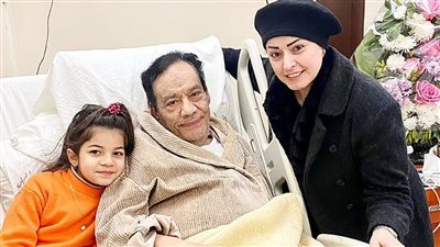 أول ظهور لابنة حلمي بكر الصغيرة في المستشفى