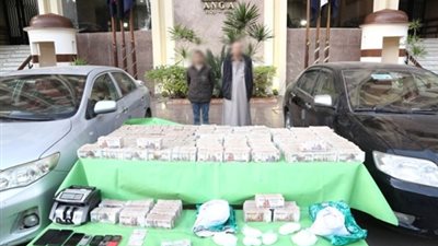 ضبط شخصين بحوزتهما 5 كيلو مخدر آيس و7.6 مليون جنيه بالقاهرة | صور