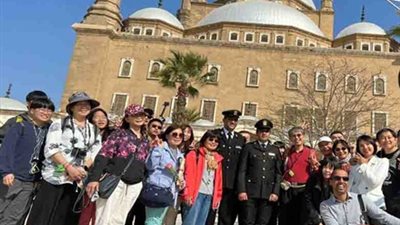 شرطة السياحة توزع الورود والهدايا على الوافدين الأجانب احتفالا بعيد الشرطة الـ71 |صور 