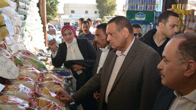 وزير التنمية المحلية ومحافظ مطروح يتفقدان معرض أهلًا رمضان