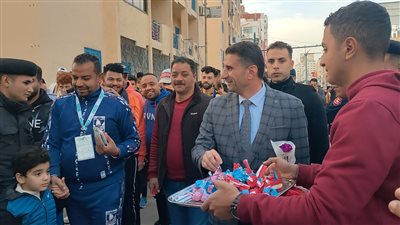 مدير أمن الإسماعيلية يوزع الورود والشوكولاتة على جمهور الدراويش
