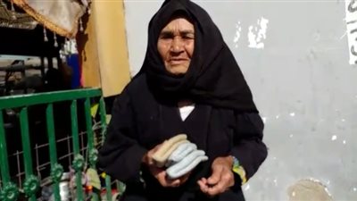 رحلة من التعب.. مُسنة تقطع 40 كيلو مترا بسوهاج بحثًا عن قوت يومها: ربنا بيكرمني في الآخر | صور