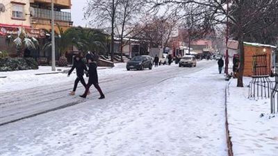 إغلاق الطرق الرئيسية في الجزائر بسبب تساقط الثلوج واستخدام التلفريك بدلا من السيارات | صور