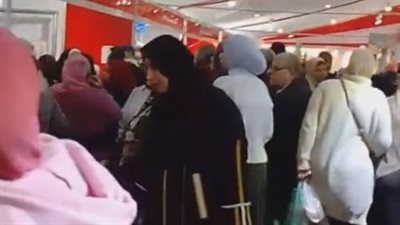 الزيت بـ35 جنيها والكندوز بـ160.. زحام شديد على معرض أهلا رمضان بالطالبية | بث مباشر