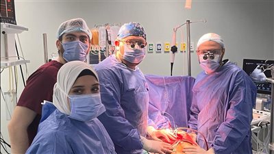 فريق طبي بجامعة أسيوط ينجح في إجراء عملية قلب مفتوح واستئصال ورم نادر لمريض