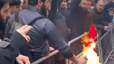 مظاهرات لحرق العلم الدنماركي ورفع المصحف الشريف أمام سفارة السويد بلندن