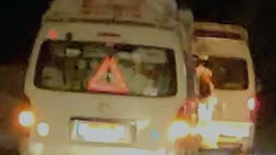  عطل المرور وكان هيتسبب في موتنا.. قيادة متهورة لسائق على الطريق الصحراوي الشرقي 