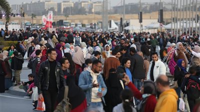 300 ألف زائر لمعرض الكتاب في يومه الثالث.. وإجمالي الزيارات يتجاوز نصف مليون شخص