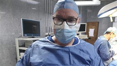 فريق طبي بمستشفى بنها الجامعي ينقذ حياة مريض ويستئصل ورمًا وزنه 8 كجم 