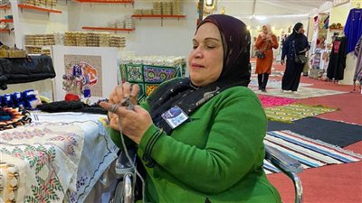 بالخيط والإبرة.. سيدة أقصرية تتحدى الإعاقة بمشغولاتها اليدوية 