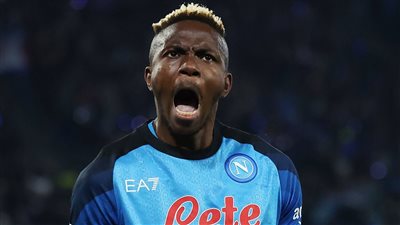 نابولي يخطف فوزا مثيرا أمام روما في الدوري الإيطالي 