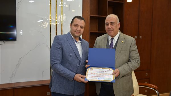 تكريم مدير عام التشغيل