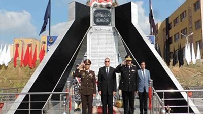 وضع أكاليل الزهور على النصب التذكاري بكافة المحافظات تكريمًا لشهداء الشرطة | صور 