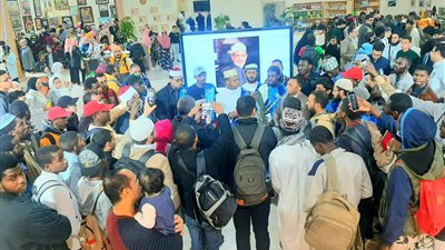 تظاهرة في حب شيخ الأزهر.. الطلاب الوافدون يبتهلون وسط حضور جماهيري لافت بمعرض الكتاب