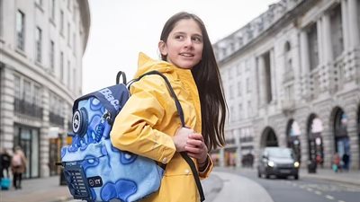 تعمل بالطاقة الشمسية.. فتاة تستلهم من والدتها المصابة بالربو تطوير حقيبة لتصفية تلوث الهواء 