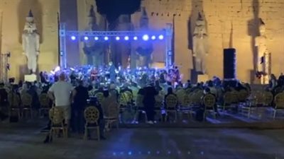 بدء حفل أوركسترا الشباب الإيطالي بمعبد الأقصر عقب إعفاء الموسيقيين لهم من دفع الرسوم | بث مباشر