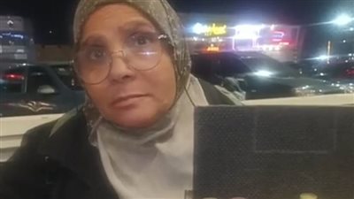 قصة كفاح سيدة تبيع السبح على كورنيش السويس: جوزي سابني من 20 سنة.. وشايلة مسئولية بناتي وأحفادي رغم مرضي | بث مباشر