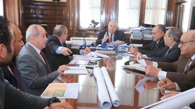 تنفيذًا لتكليفات السيسي.. وزير الزراعة يتابع عمليات استكشاف وحصر الأراضي الصحراوية الصالحة