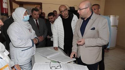 محافظ بني سويف يتابع انتظام الخدمات المقدمة للمواطنين خلال زيارته وحدة إبشنا الصحية 