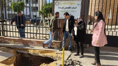 لليوم الثاني.. استمرار أعمال إصلاح هبوط أرضي أمام بوابة صيدلة الإسكندرية 