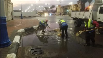 نوة الكرم.. الأجهزة التنفيذية ببورسعيد تكثف جهودها للسيطرة على مياه الأمطار | صور 