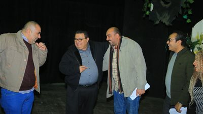 القائم بأعمال رئيس البيت الفني يتابع بروفات عروض المسرح الحديث