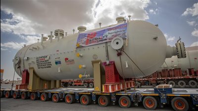 اقتصادية قناة السويس.. وصول أبراج تقطير للغاز لميناء الأدبية لنقلهم لمجمع غازات الصحراء الغربية | صور 