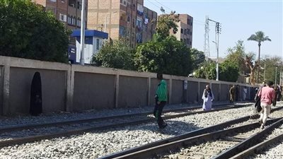 كان نازل أجازة.. كشف هوية شاب لقي مصرعه إثر سقوطه من قطار في قنا