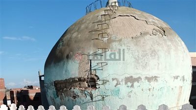سقوط أجزاء خرسانية من قبة ضريح مسجد بالغربية وهروب المصلين أثناء الصلاة | صور