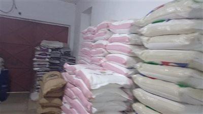 ضبط 5.5 طن أعلاف دواجن وأرز ودقيق بغرض الاحتكار بالعمرانية