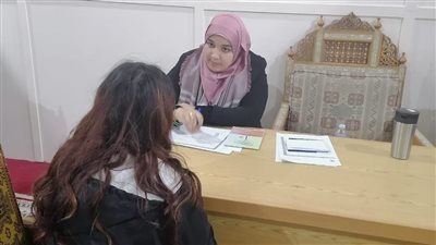 الواعظات يفتين.. إقبال كثيف من جمهور معرض الكتاب على جناح الأزهر لطلب الفتوى 
