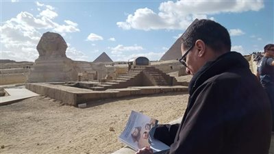 مؤلف كتاب السيسي بونابرت مصر.. الصحفي الفرنسي رولان لومبارتي يزور منطقة أهرامات الجيزة | صور 