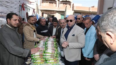 محافظ بني سويف يتفقد شادر السلع واللحوم بقرية إبشنا.. ويستمع لطلبات المواطنين 