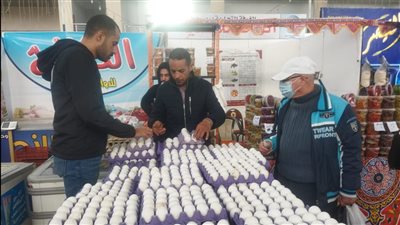 كرتونة البيض بـ90 جنيها.. إقبال كبير على معرض أهلا رمضان في بورسعيد