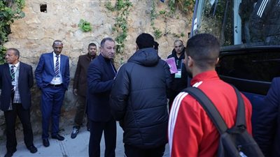 بعثة الأهلي تتوجه إلى ملعب مباراة أوكلاند.. ولقجع وسامورا يزوران الفريق 