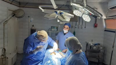 قافلة الأزهر تجري 1400 كشف و31 عملية في أول أيامها بقنا