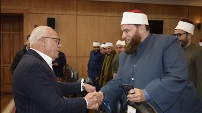 محافظ بورسعيد يلتقي أئمة المساجد.. ويؤكد أهمية توعية المواطنين بمختلف القضايا المجتمعية 