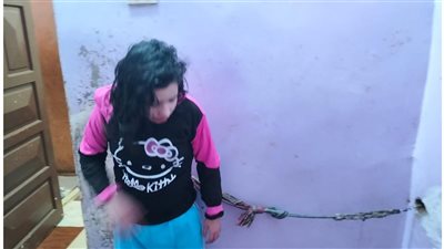 والدها خايف عليها.. الداخلية تكشف تفاصيل تداول صورة فتاة موثقة بسلسلة حديدية بالدقهلية| فيديو