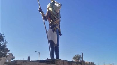 أثريون عن تمثال حورس المشوه بقنا: قبح فني لا يرقى لوضعه في مكان عام