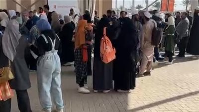 رحلات عائلية وتجمعات شبابية.. زحام شديد على بوابات معرض الكتاب | بث مباشر