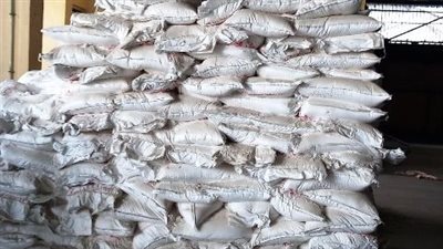 ضبط 240 طن مركزات أعلاف مجهولة المصدر داخل مصنع بالشرقية