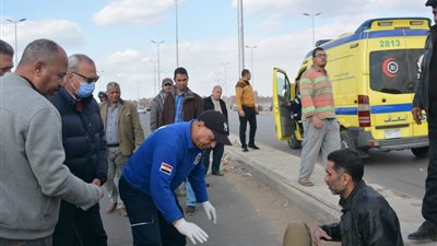 محافظ القليوبية يطمئن على أحد المواطنين أصيب بحادث مروري في الخصوص ويستدعي له الإسعاف 